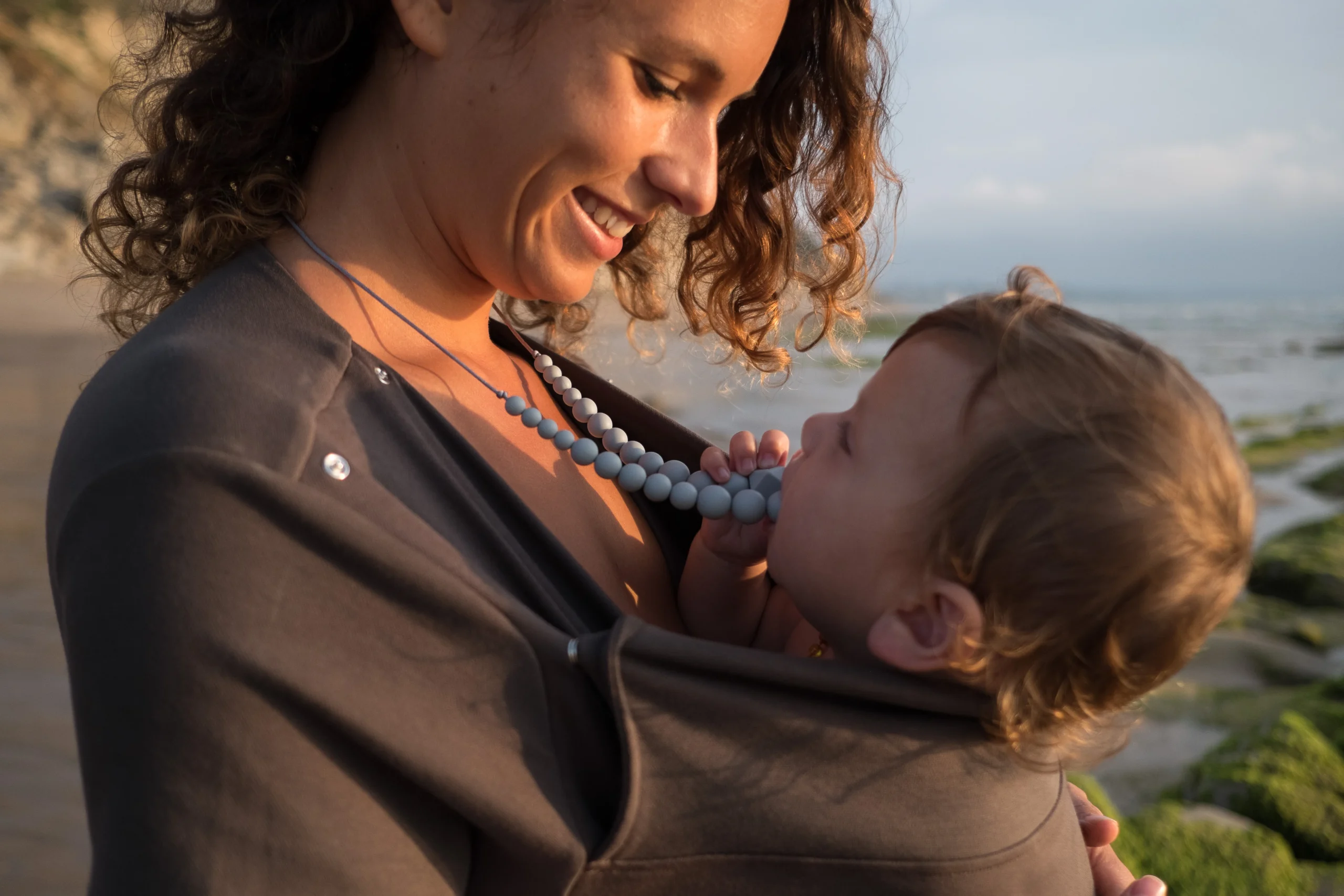 Monochrome Gris | Bijou allaitement, portage et de dentition – Image 2