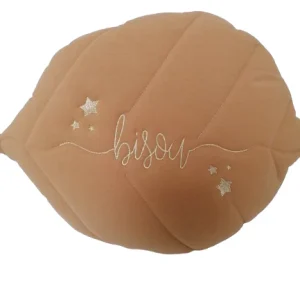 Coussin cannelle brodé "Bisou" Cassis et Petit Houx